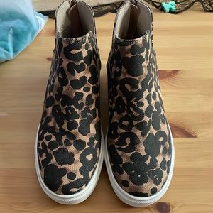 Brand New Steve Madden Booties sneakers Leopard print. 6.5